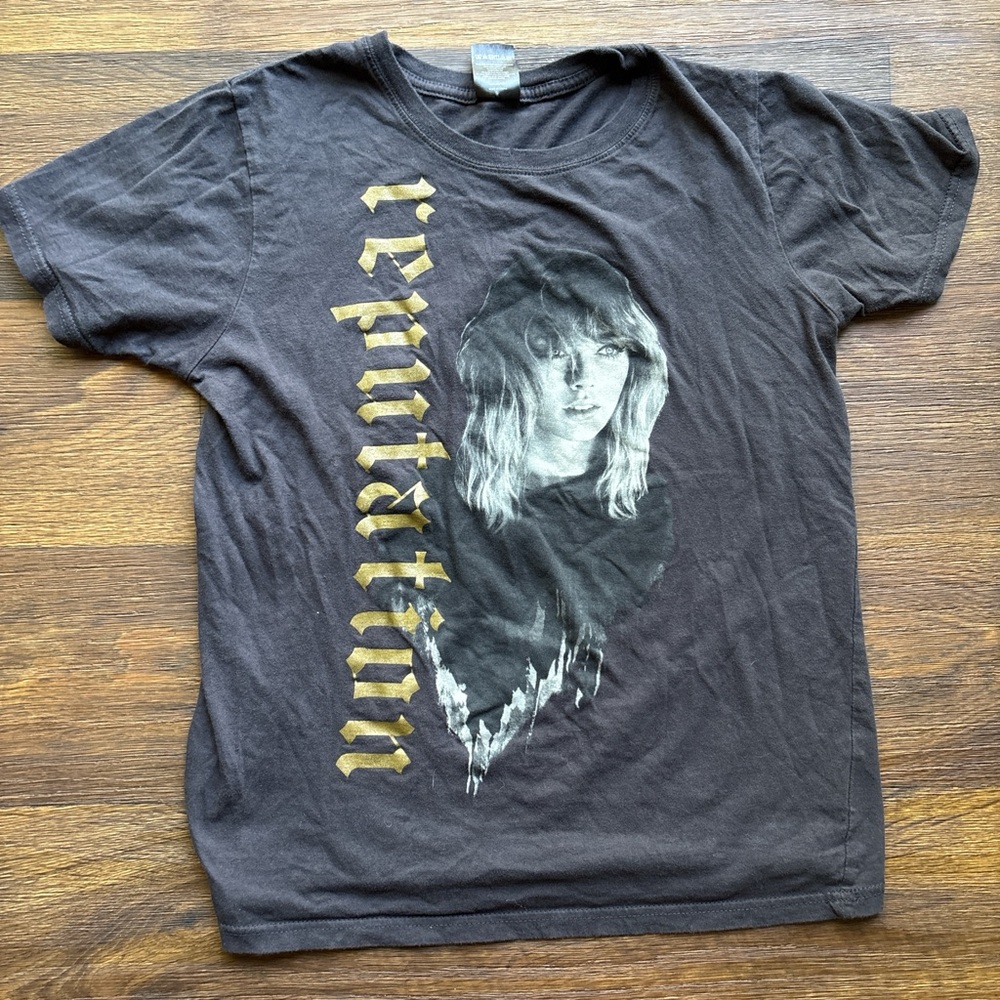 Taylor Swift Reputation tour shirt